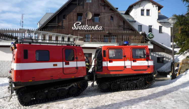 Požár horské chaty Světlanka námětem taktického cvičení. Foto: HZSLK