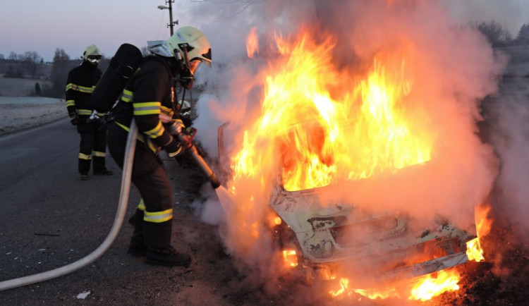 Hořící auto. Foto: HZS LK