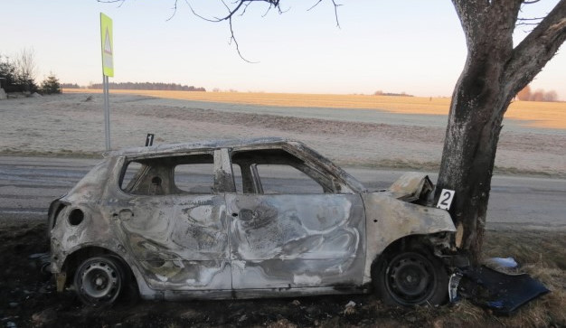 Opilého řidiče zastavil až strom. Jeho Fabie lehla popelem. Foto: Policie ČR