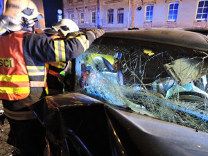U Lučan se střetla dvě terénní auta, deset zraněných. Foto: HZSLK