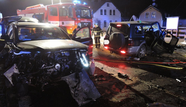 U Lučan se střetla dvě terénní auta, deset zraněných. Foto: HZSLK