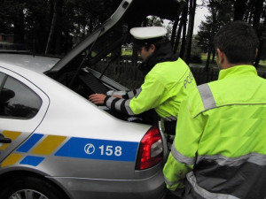 Opilý řidič utekl z auta, to nabouralo do policejní Octavie