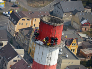 Dobrovolní hasiči nainstalovali na komín teplárny budky pro sokoly. Foto: Stanislav Mackovík