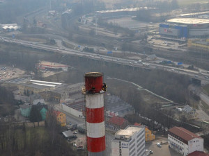 Dobrovolní hasiči nainstalovali na komín teplárny budky pro sokoly. Foto: Stanislav Mackovík