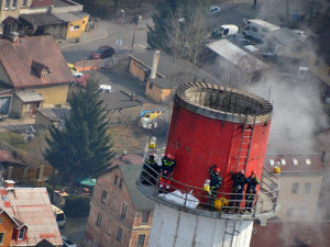 Dobrovolní hasiči nainstalovali na komín teplárny budky pro sokoly. Foto: Stanislav Mackovík