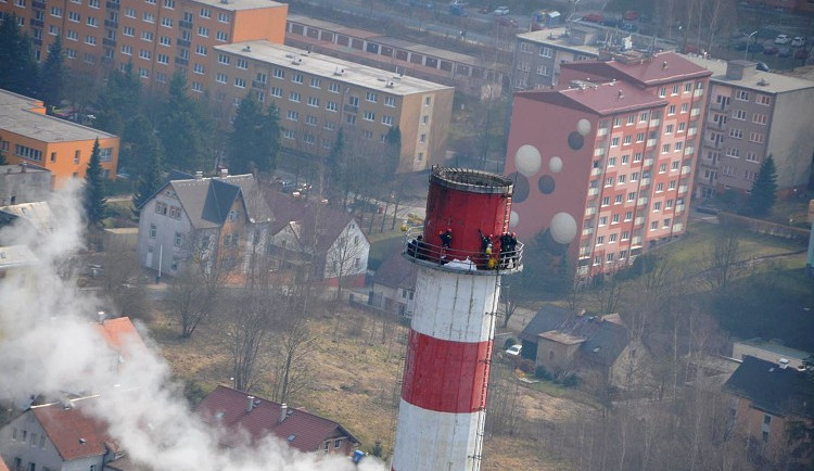 Dobrovolní hasiči nainstalovali na komín teplárny budky pro sokoly. Foto: Stanislav Mackovík