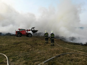 Požár hromady staré trávy zaměstnal desítky hasičů. Foto: HZSLK