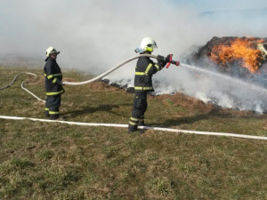 Požár hromady staré trávy zaměstnal desítky hasičů. Foto: HZSLK