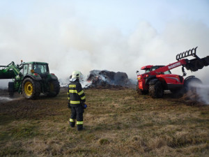 Požár hromady staré trávy zaměstnal desítky hasičů. Foto: HZSLK