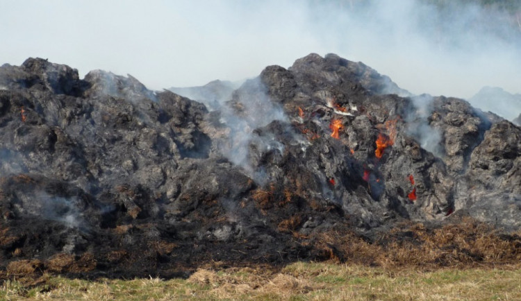 Požár hromady staré trávy zaměstnal desítky hasičů. Foto: HZSLK
