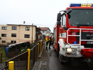Neopatrný řidič zaparkoval Avii v zahradě. Vyvázl bez zranění. Foto: HZSLK