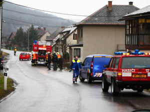 Neopatrný řidič zaparkoval Avii v zahradě. Vyvázl bez zranění