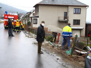 Neopatrný řidič zaparkoval Avii v zahradě. Vyvázl bez zranění. Foto: HZSLK