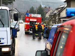 Neopatrný řidič zaparkoval Avii v zahradě. Vyvázl bez zranění. Foto: HZSLK