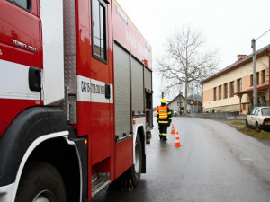 Neopatrný řidič zaparkoval Avii v zahradě. Vyvázl bez zranění. Foto: HZSLK