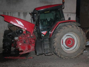 Osmnáctiletý traktorista málem zboural dva domy