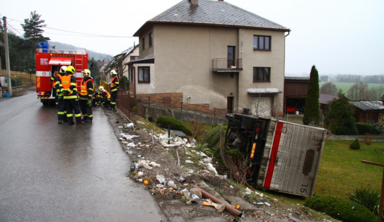 Neopatrný řidič zaparkoval Avii v zahradě. Vyvázl bez zranění. Foto: HZSLK