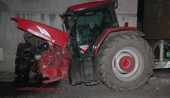 Osmnáctiletý traktorista málem zboural dva domy. Foto: Policie ČR