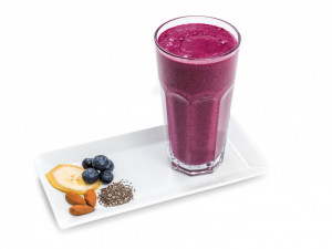 Koktejl: mandlové mléko, banán, borůvky, chia