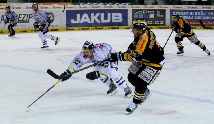 Michal Bulíř se natahuje, leč marně. Foto: Bořivoj Černý