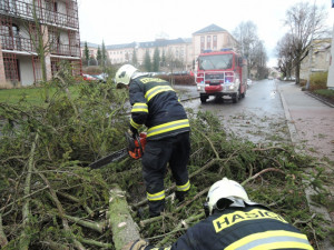 V Harrachově naboural vlak do vyvráceného stromu