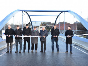 Přestříhávání pásky.