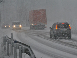 SJÍZDNOST: Sníh zastavil provoz na silnicích, ČEZ vyhlásil kalamitní stav