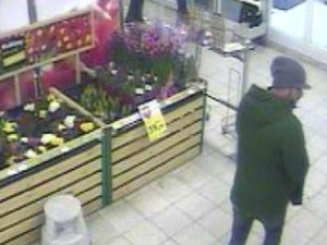 Poznáváte tohohle zloděje? Na Kunratické okradl stařenku. Foto: Policie ČR