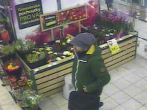 Poznáváte tohohle zloděje? Na Kunratické okradl stařenku. Foto: Policie ČR