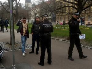 Rumuni okrádají v centru Liberce. Vydávají se za hluchoněmé