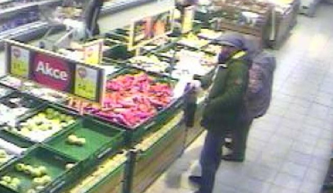 Poznáváte tohohle zloděje? Na Kunratické okradl stařenku. Foto: Policie ČR