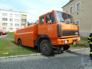 Do septiku zapadl fekální vůz, později i nepozorný chodec. Foto: Hasiči Hrádek nad Nisou