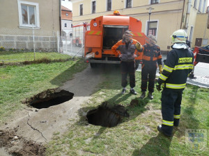 Do septiku zapadl fekální vůz, později i nepozorný chodec. Foto: Hasiči Hrádek nad Nisou