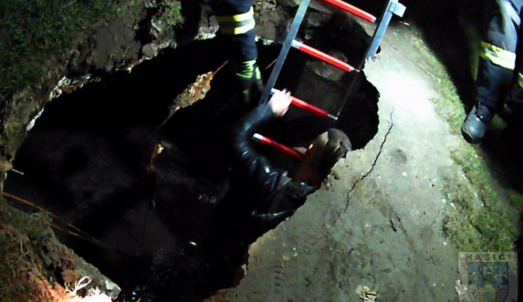 Do septiku zapadl fekální vůz, později i nepozorný chodec. Foto: Hasiči Hrádek nad Nisou