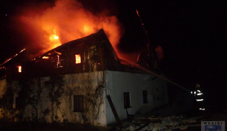 Milionovou škodu nejspíš způsobila závada ne televizi. Foto: Hasiči Hrádek nad Nisou