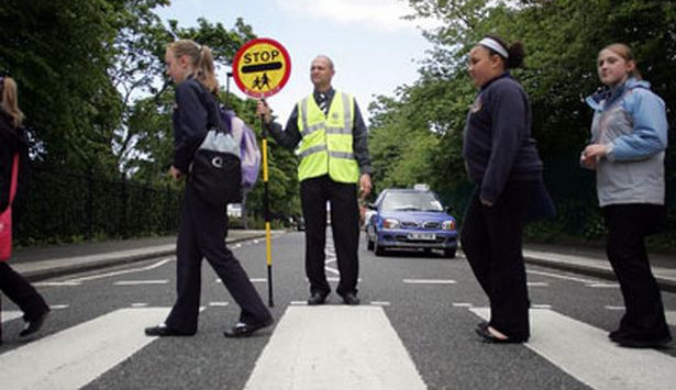 Takhle hlídají senioři přechody ve Velké Británii