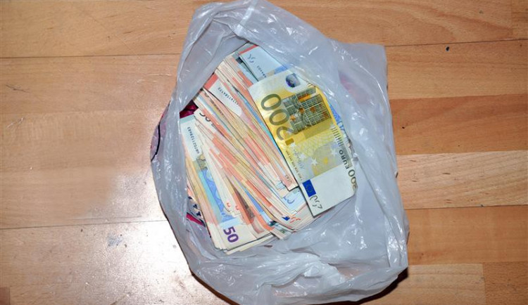 Zabavené desetitisíce eur. Foto: Celní správa