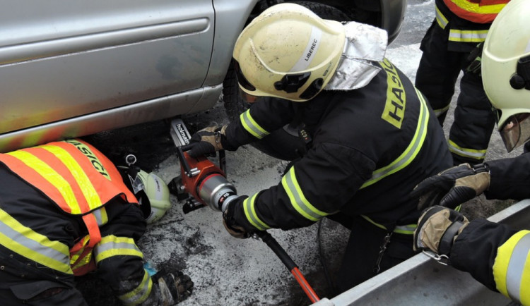 Na výpadovce začalo hořet auto. Foto: HZSLK