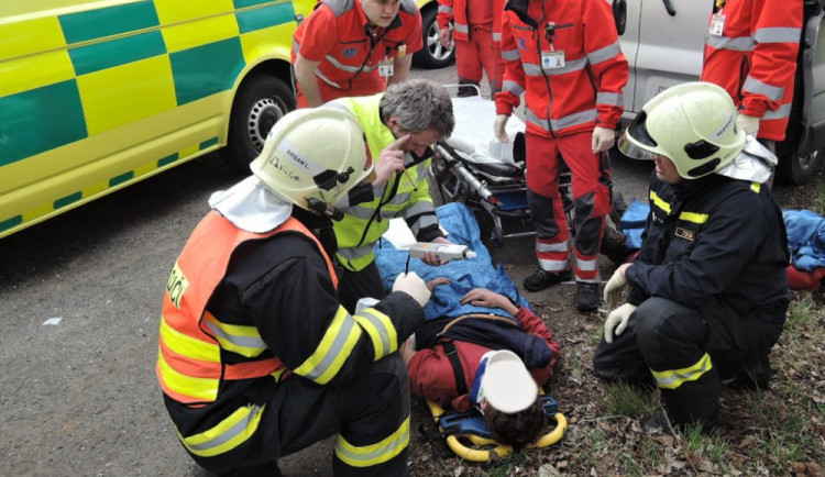 V Hajništi se převrátil traktor. Tříčlenná posádka se zranila. Foto: HZSLK