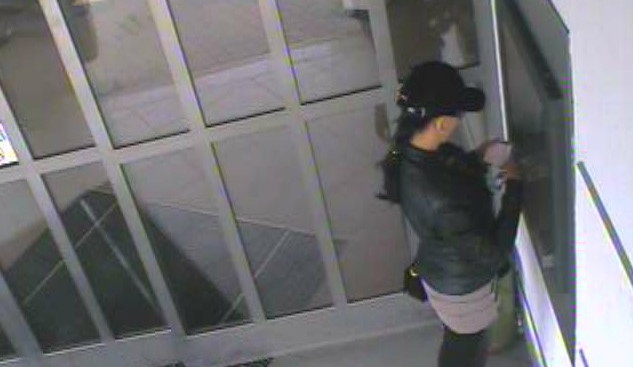 Poznáváte tuhle ženu? Vybrala peníze z kradené karty. Foto: Policie ČR