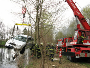 Hasiči vytáhli z koryta Jizery u Turnova Fabii. Foto: HZSLK