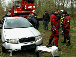 Hasiči vytáhli z koryta Jizery u Turnova Fabii. Foto: HZSLK