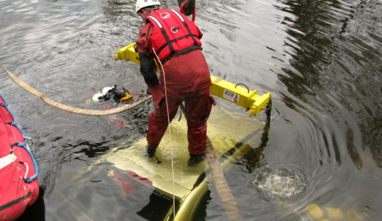 Hasiči vytáhli z koryta Jizery u Turnova Fabii. Foto: HZSLK