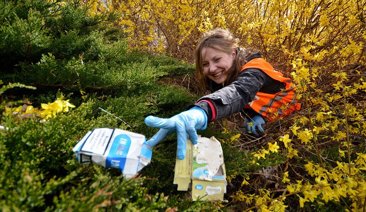 Do úklidu Liberce se o víkendu zapojilo kolem 500 dobrovolníků. Foto: Jan Král