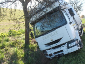 Nákladní auto zastavil řidič až o strom u silnice. Foto: Policie ČR