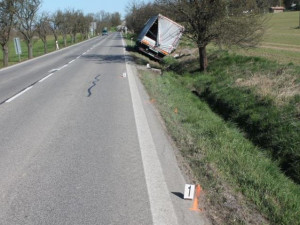 Nákladní auto zastavil řidič až o strom u silnice. Foto: Policie ČR
