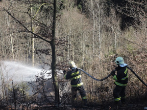 Další požár hektaru lesa, sucho nahrává lesním požárům. Foto: HZSLK