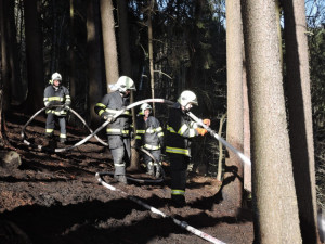 Další požár hektaru lesa, sucho nahrává lesním požárům. Foto: HZSLK
