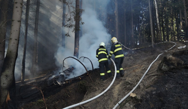 Další požár hektaru lesa, sucho nahrává lesním požárům. Foto: HZSLK