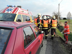U Frýdlantu havarovalo auto. Řidiče transportoval vrtulník. Foto: HZSLK